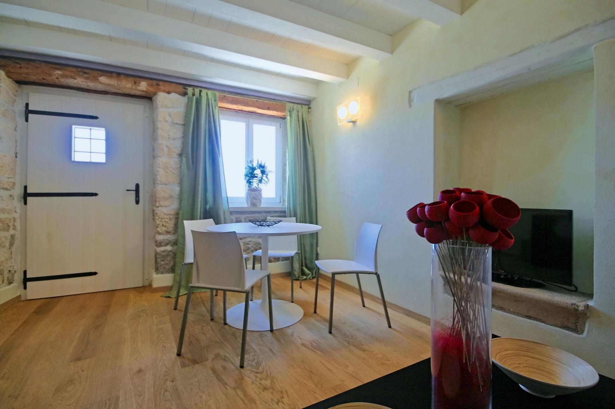 Angelo D'Oro Apartment Monte Ровінь Екстер'єр фото