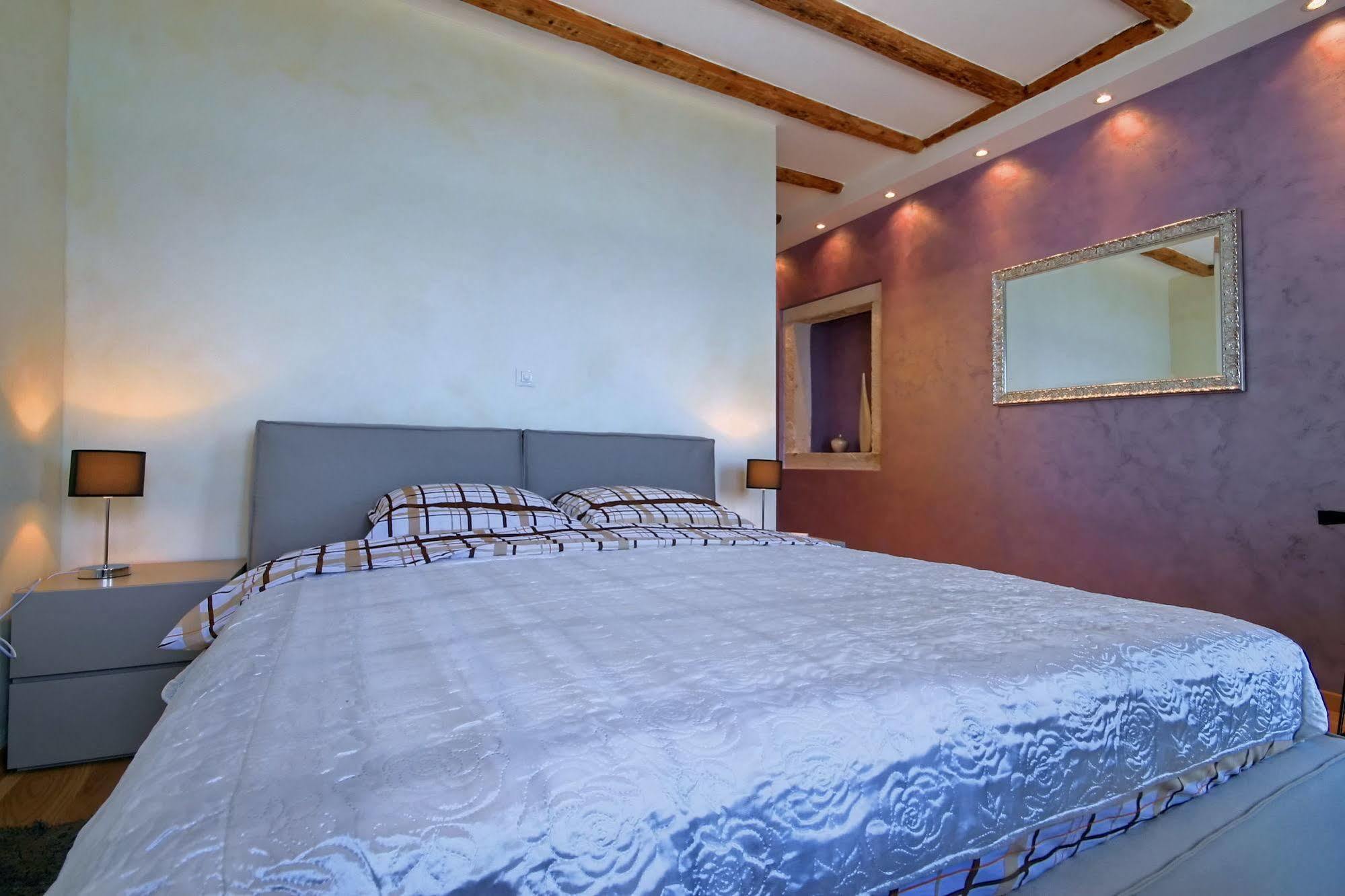 Angelo D'Oro Apartment Monte Ровінь Екстер'єр фото