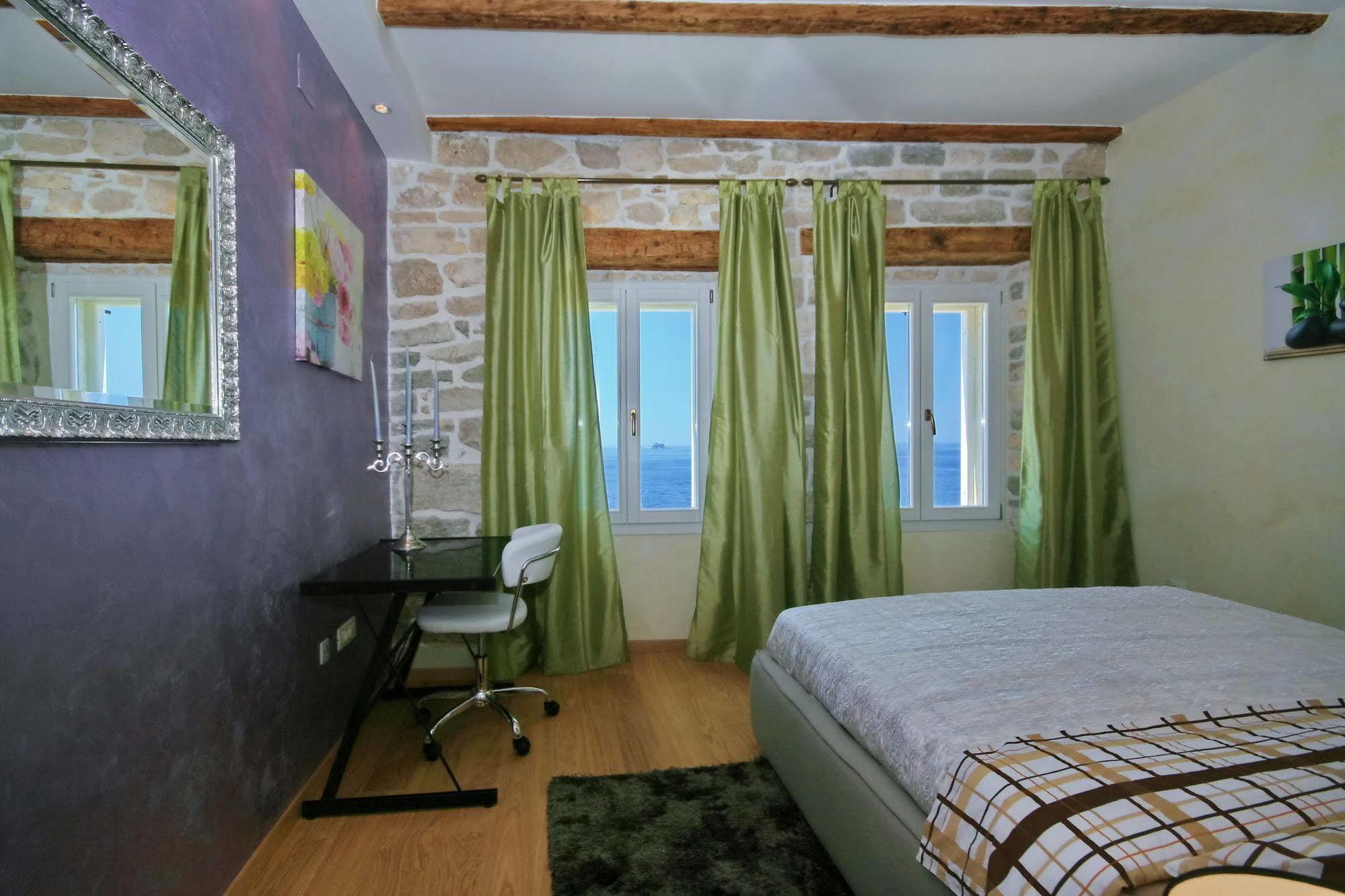 Angelo D'Oro Apartment Monte Ровінь Екстер'єр фото