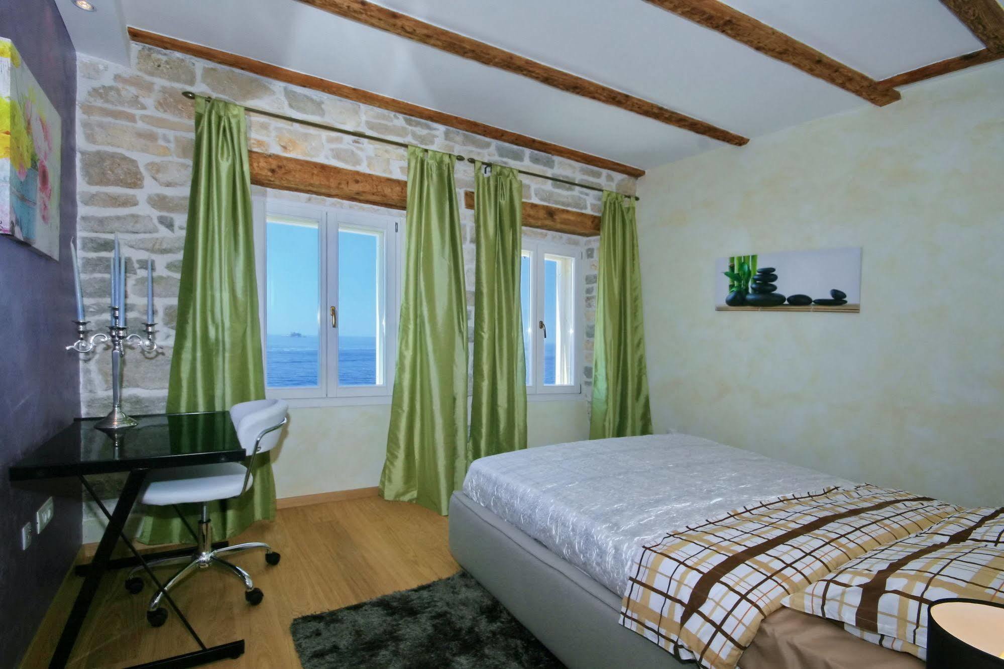 Angelo D'Oro Apartment Monte Ровінь Екстер'єр фото